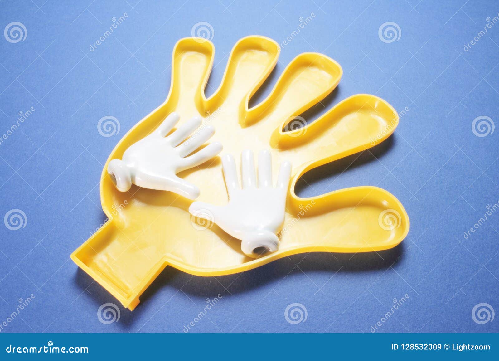 Plastic Hand stock afbeelding. Image of geel, bedrijf 128532009