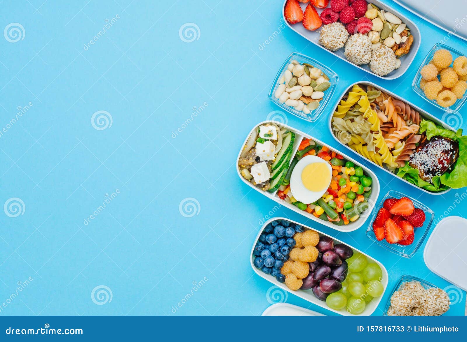 https://thumbs.dreamstime.com/z/plastic-lunch-boxes-filled-healthy-food-blue-background-copy-space-pattern-fresh-fruits-berries-blank-text-top-157816733.jpg