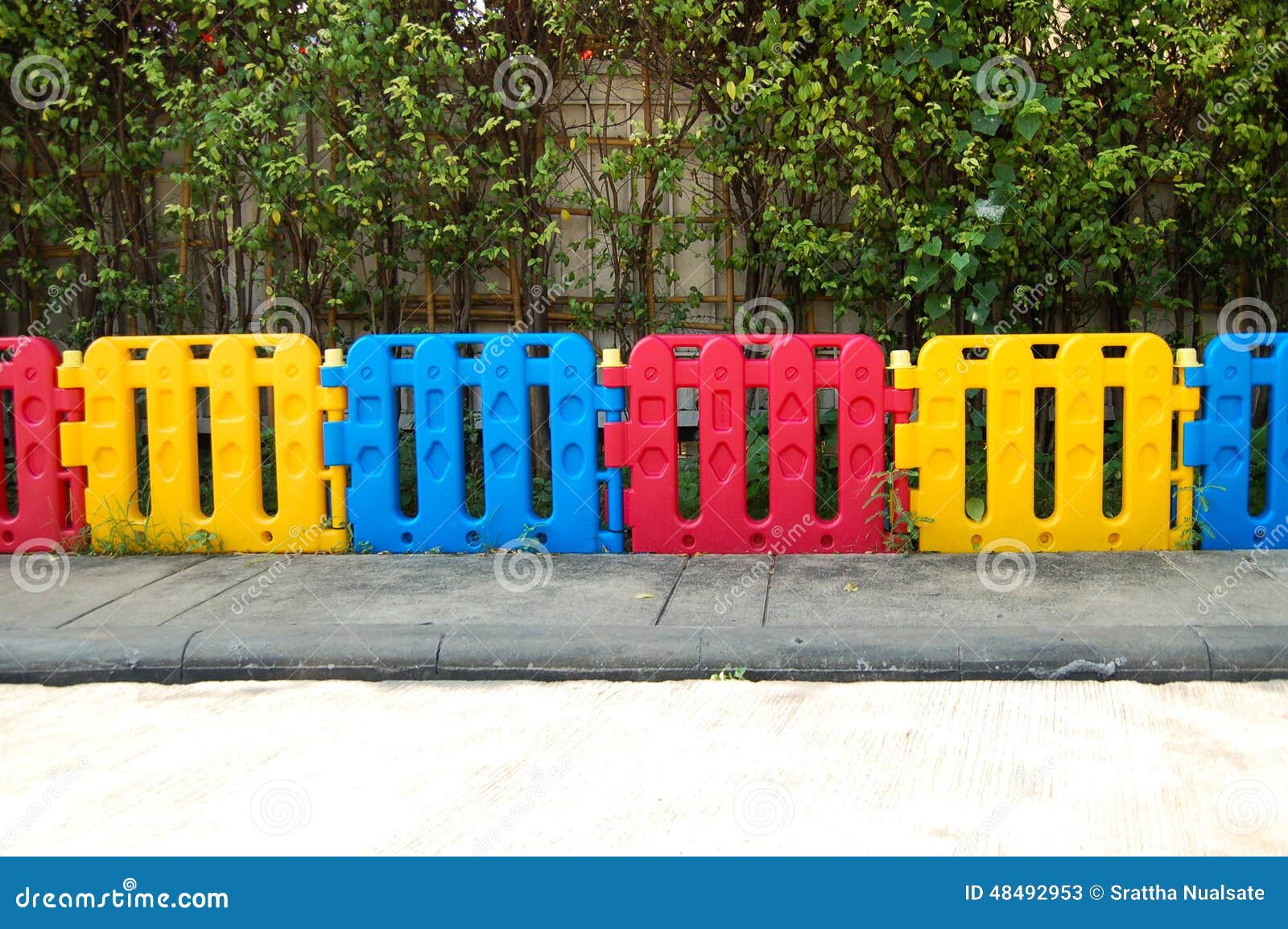 doe alstublieft niet Dank je applaus Plastic Omheining Voor Kind Stock Afbeelding - Image of nave, speelplaats:  48492953