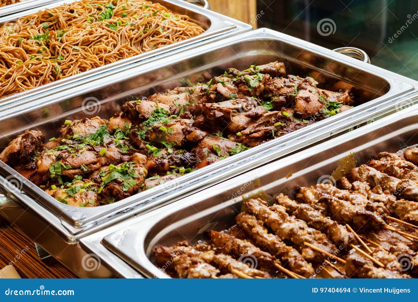 Plat asiatique de approvisionnement de nourriture de buffet avec de la viande. Plat oriental asiatique de approvisionnement de nourriture de buffet avec de la viande et les légumes colorés sur un Tableau