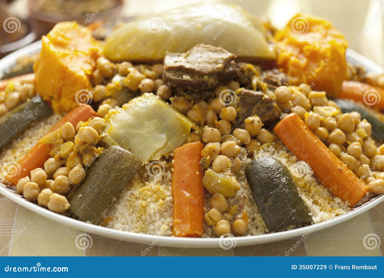 Plat marocain de couscous image stock. Image du traditionnel