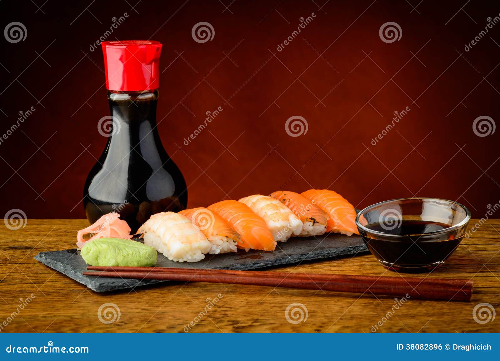 Plat mélangé avec des sushi de nigiri. La vie toujours du plat mélangé avec les sushi de nigiri, la sauce de soja et les baguettes