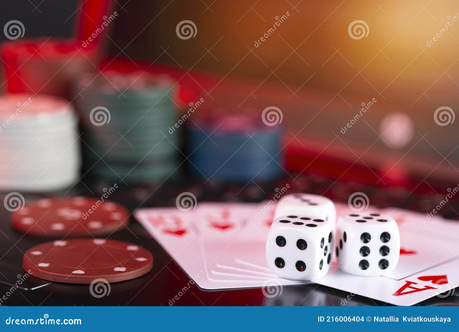 Plataforma de jogos online, casino e negócios de jogos de azar. cartas,  dados e peças de jogo multicoloridas no teclado do laptop