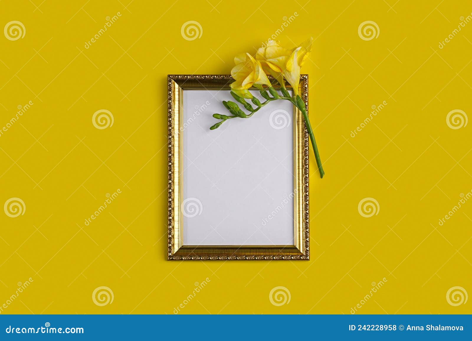 Serviette En Papier Jaune Doré Isolée Sur Fond Blanc