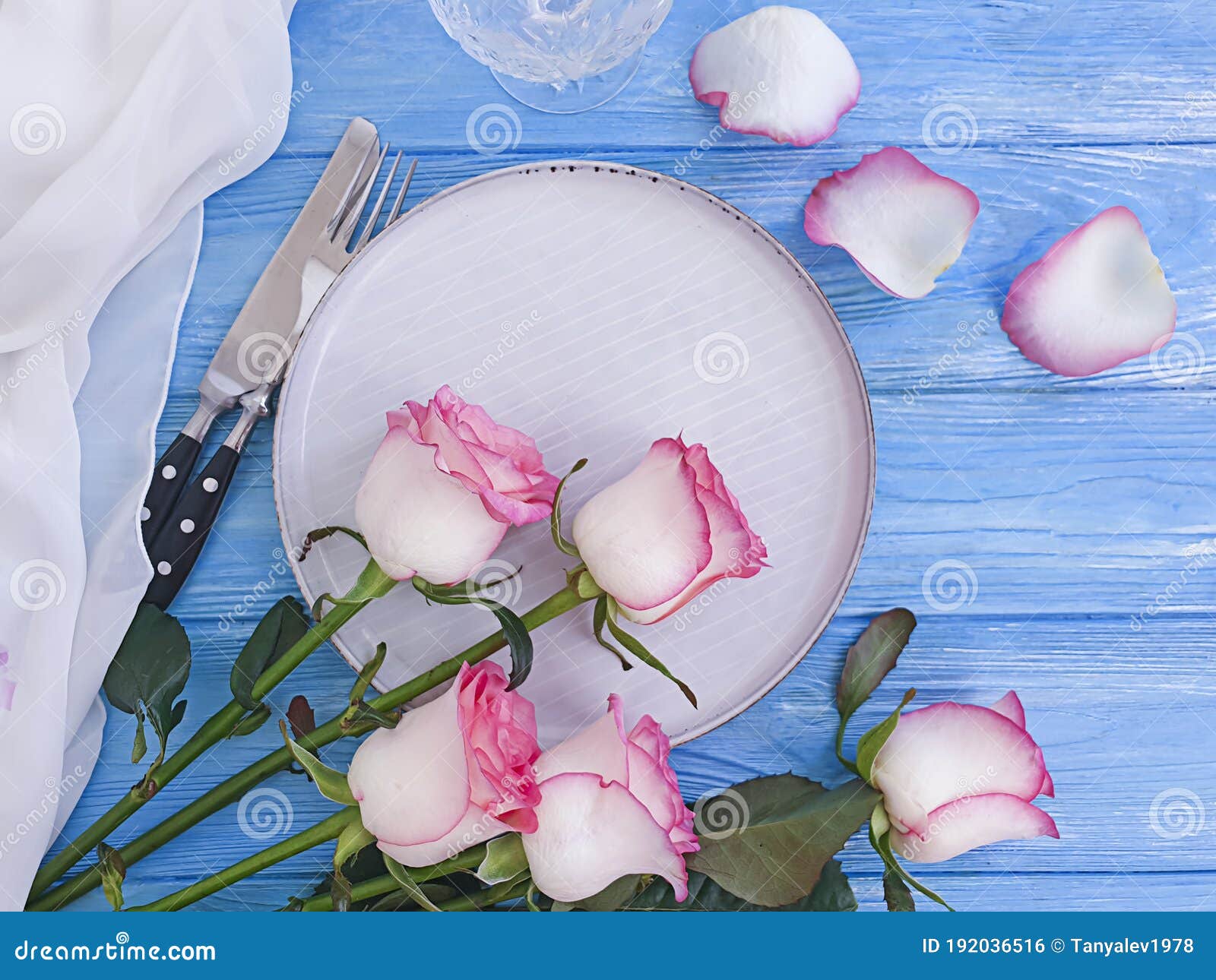 plate flower rose wooden backgroundn elegance rustic