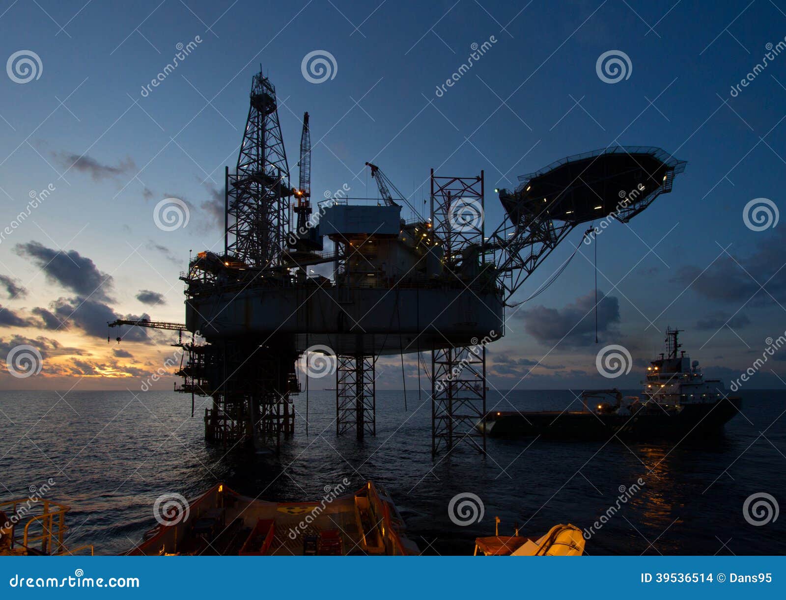 Champ Pétrolifère Avec Cric De Pompe à Pétrole Sous Un Beau Ciel Nocturne