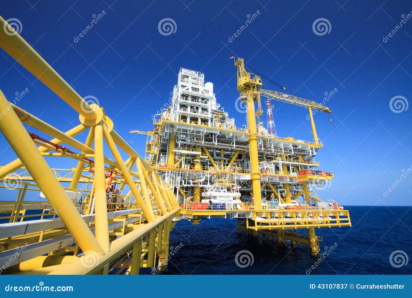 Plate-forme de pétrole et de gaz dans l'industrie en mer, processus de fabrication dans l'industrie pétrolière, l'usine de construction d'huile et l'industrie du gaz Travail lourd