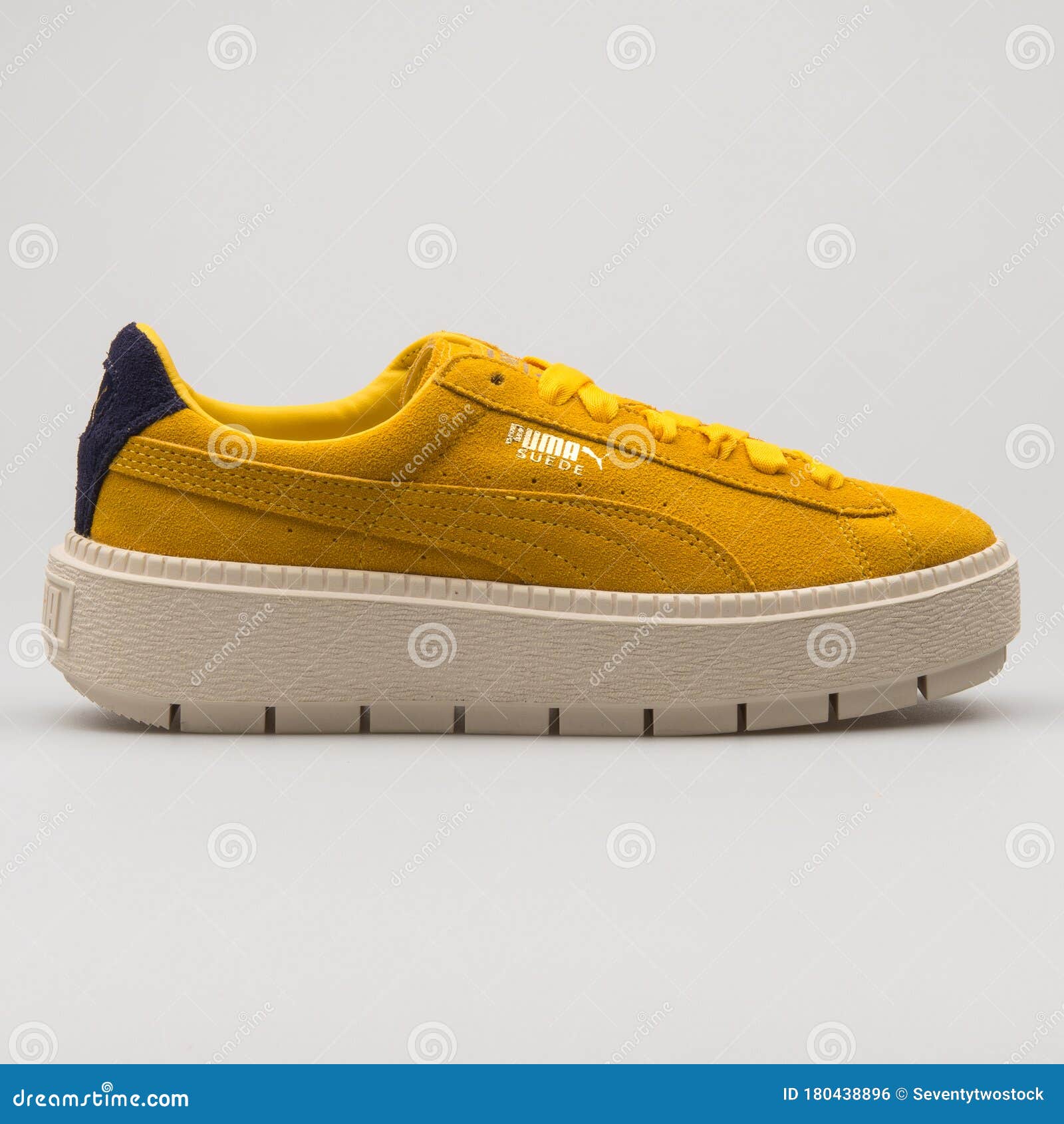Plate forme Puma Trace Courageuse Jaune Sneaker Photo editorial Image du occasionnel folatre 180438896