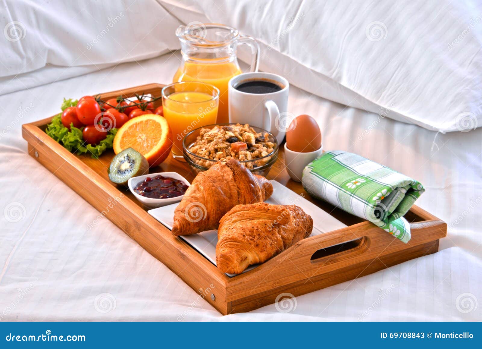 Plateau De Petit Déjeuner Dans Le Lit Dans La Chambre D'hôtel Image stock -  Image du muesli, couples: 69708843