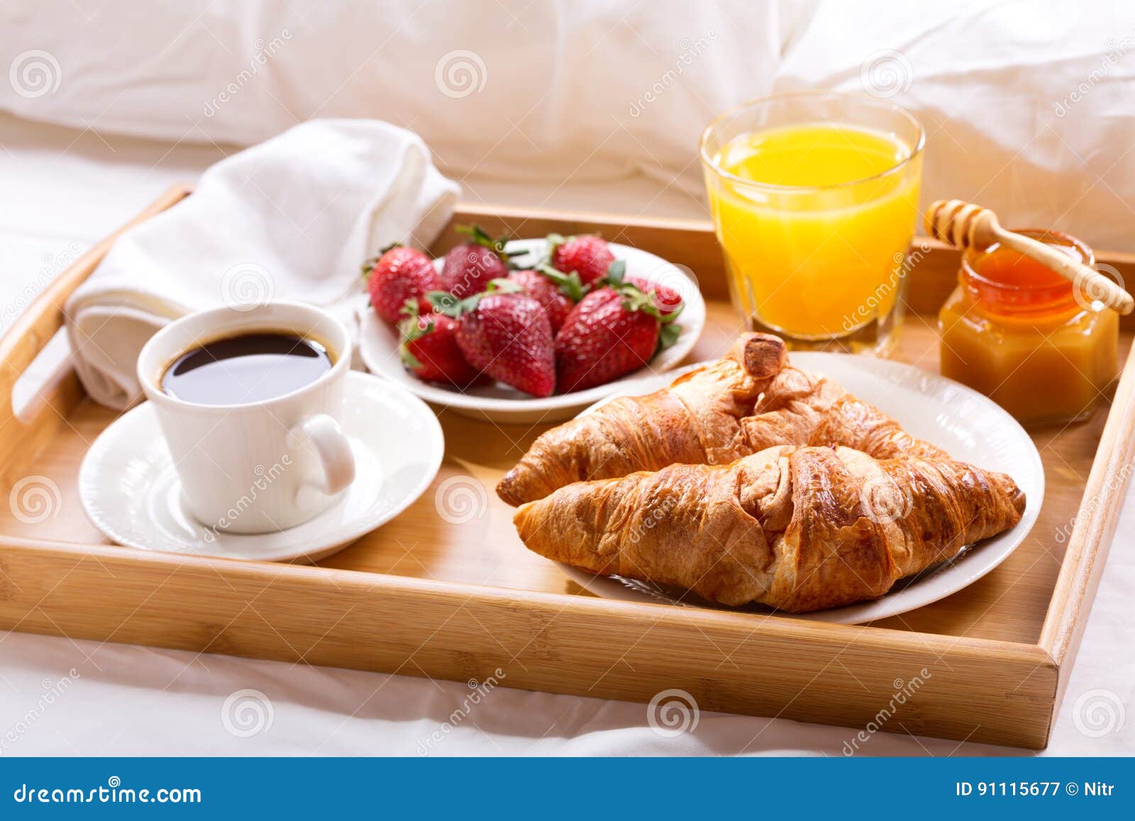 Plateau De Petit Déjeuner Servi Dans Le Lit Image stock - Image du chambre,  hôtel: 91115677