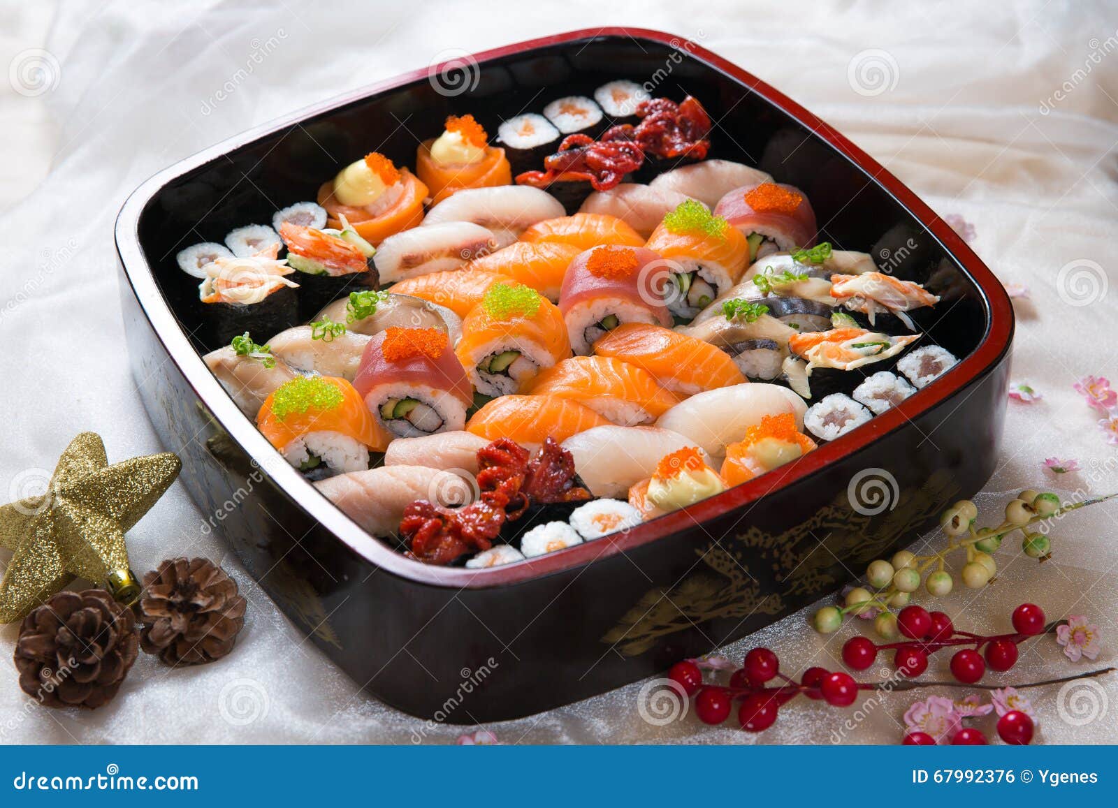 Plateau Japonais Frais De Sushi Photo stock - Image du orange, gourmet:  67992376