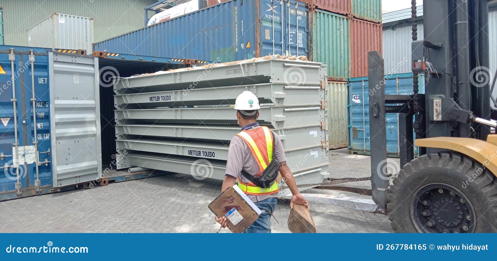 Platform truck scale editorial image. Image of construction 267784165