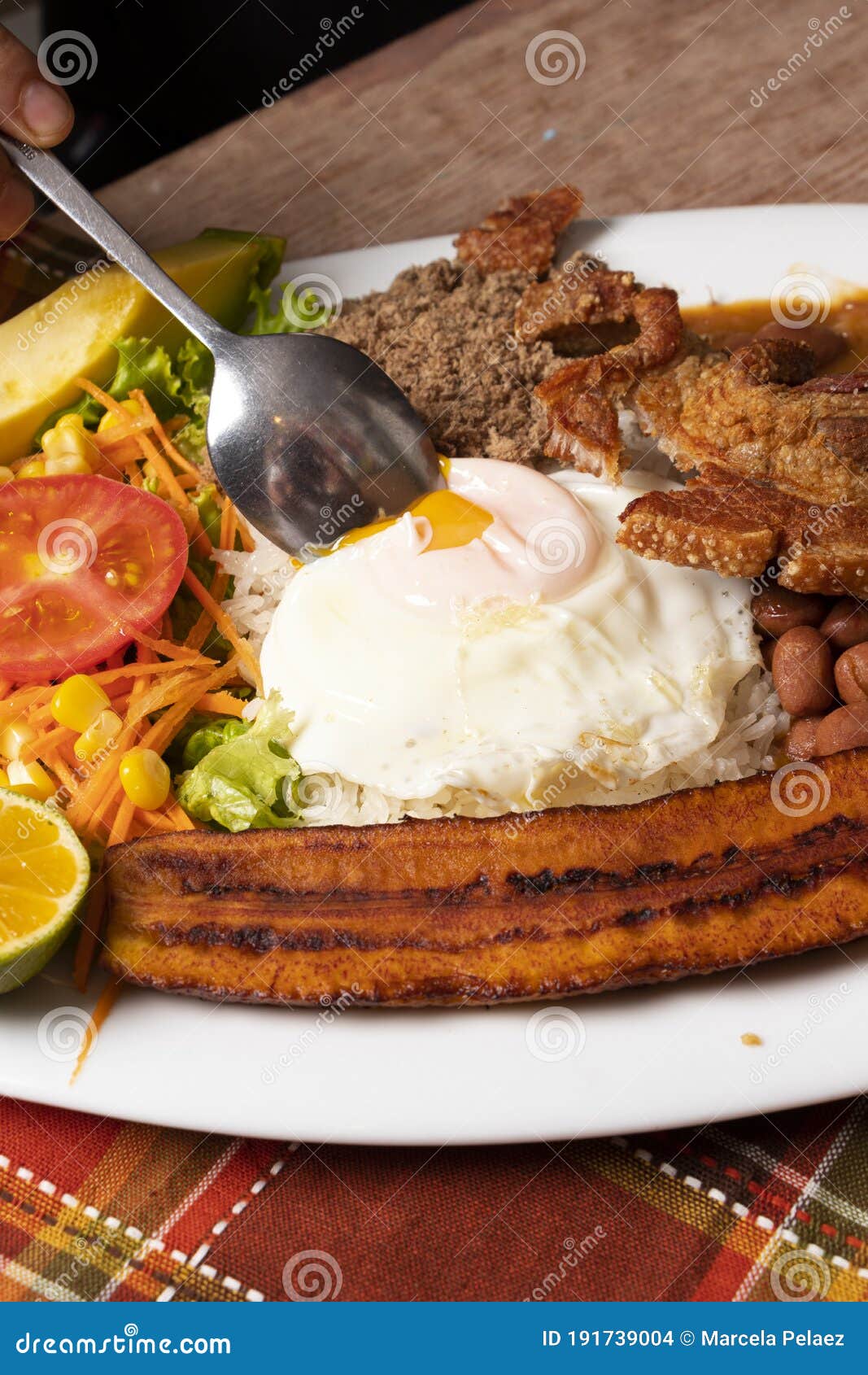 plato de comida popular de antioquia colombia con frijoles huevo, cero carne y plÃÂ¡tano