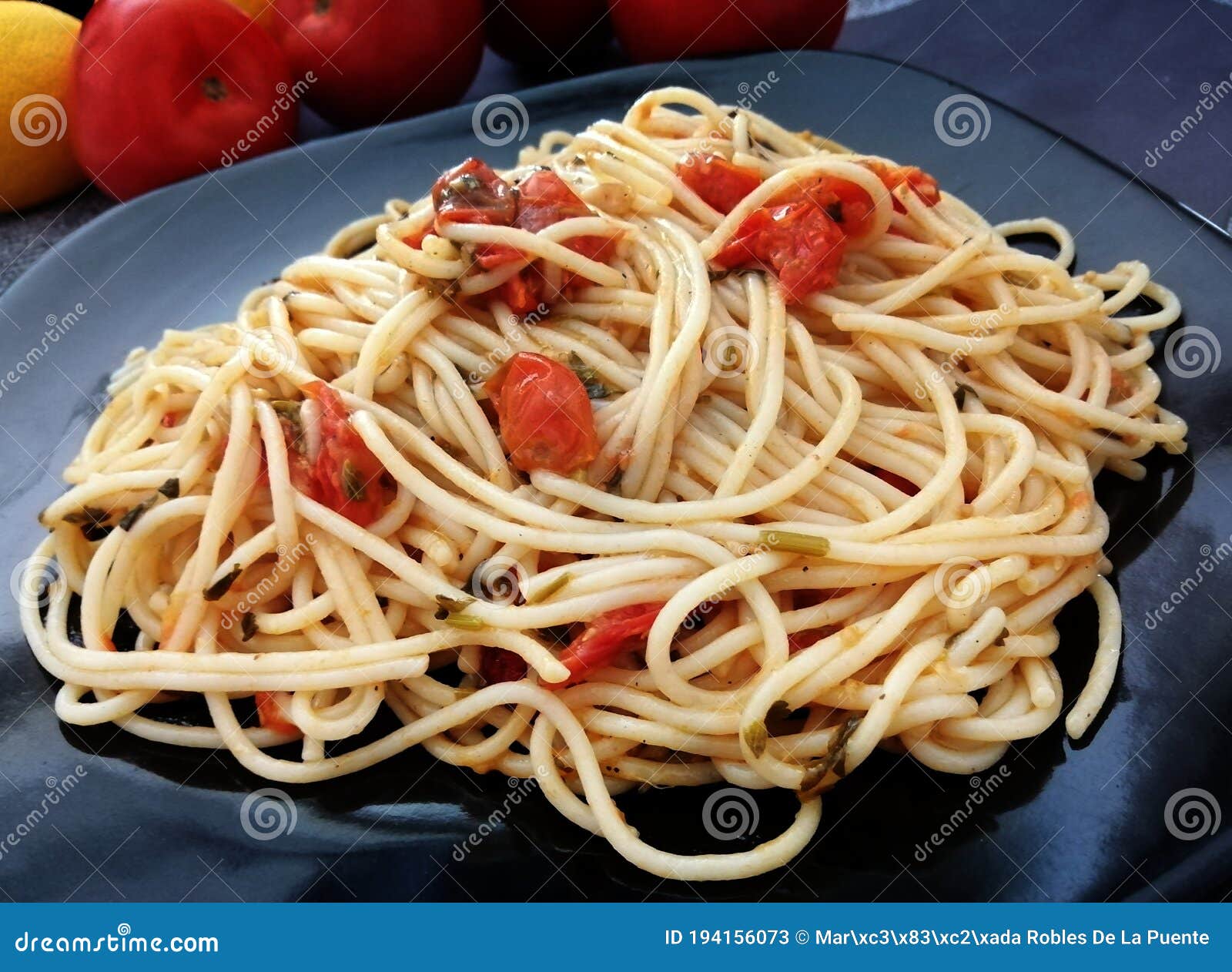 plato de sapaguetti con tomate y albahaca