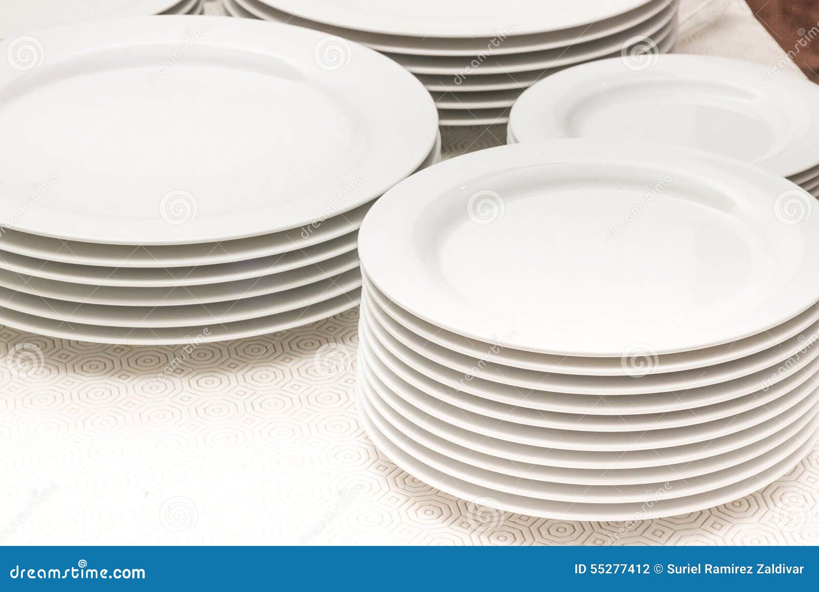 Platos blancos foto de archivo. Imagen de blanco, platos - 55277412