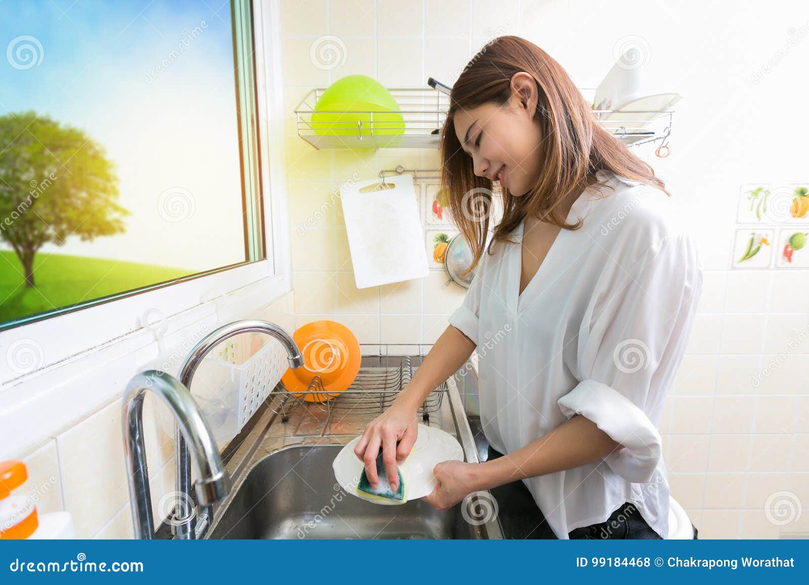 She the dishes already. Мытье посуды. Женщина моющая посуду. Женщина с тарелкой на кухне. Живопись женщина моет посуду.