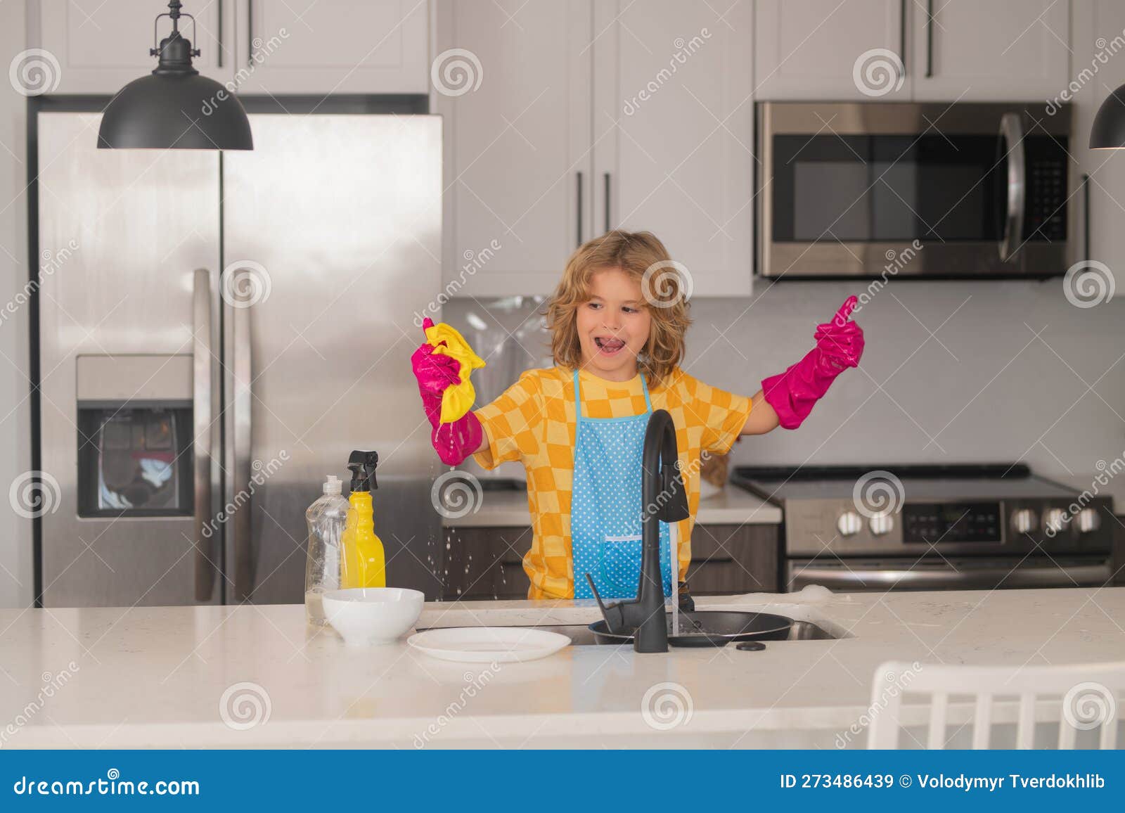 Plats Propres. Mignon Enfant Aide Avec La Vaisselle D'essuie-ménage Dans La  Cuisine. Adorable Petite Aide à L'entretien De L'enfan Image stock - Image  du housework, housewife: 273486439