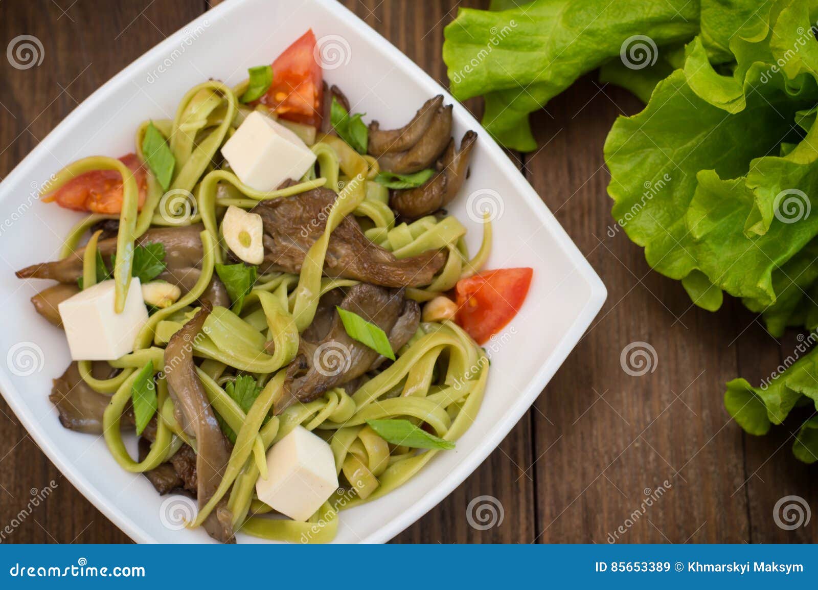 Platte Des Spaghettiteigs Mit Spinats- Und Austernpilzen ... Platte Des Spaghettiteigs Mit Spinats- Und Austernpilzen ...