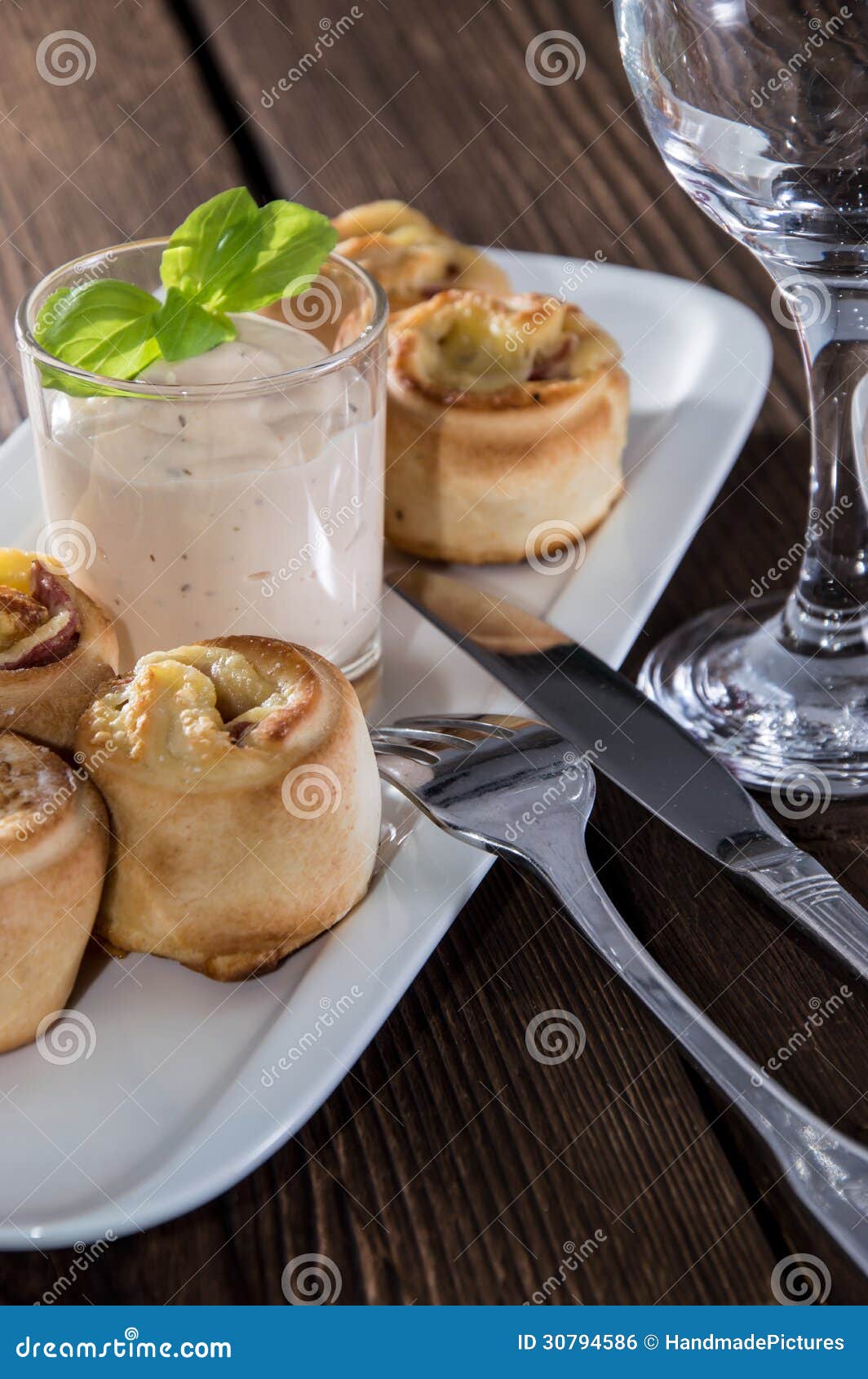 Platte mit Pizza-Brot stockfoto. Bild von imbisse, basilikum - 30794586