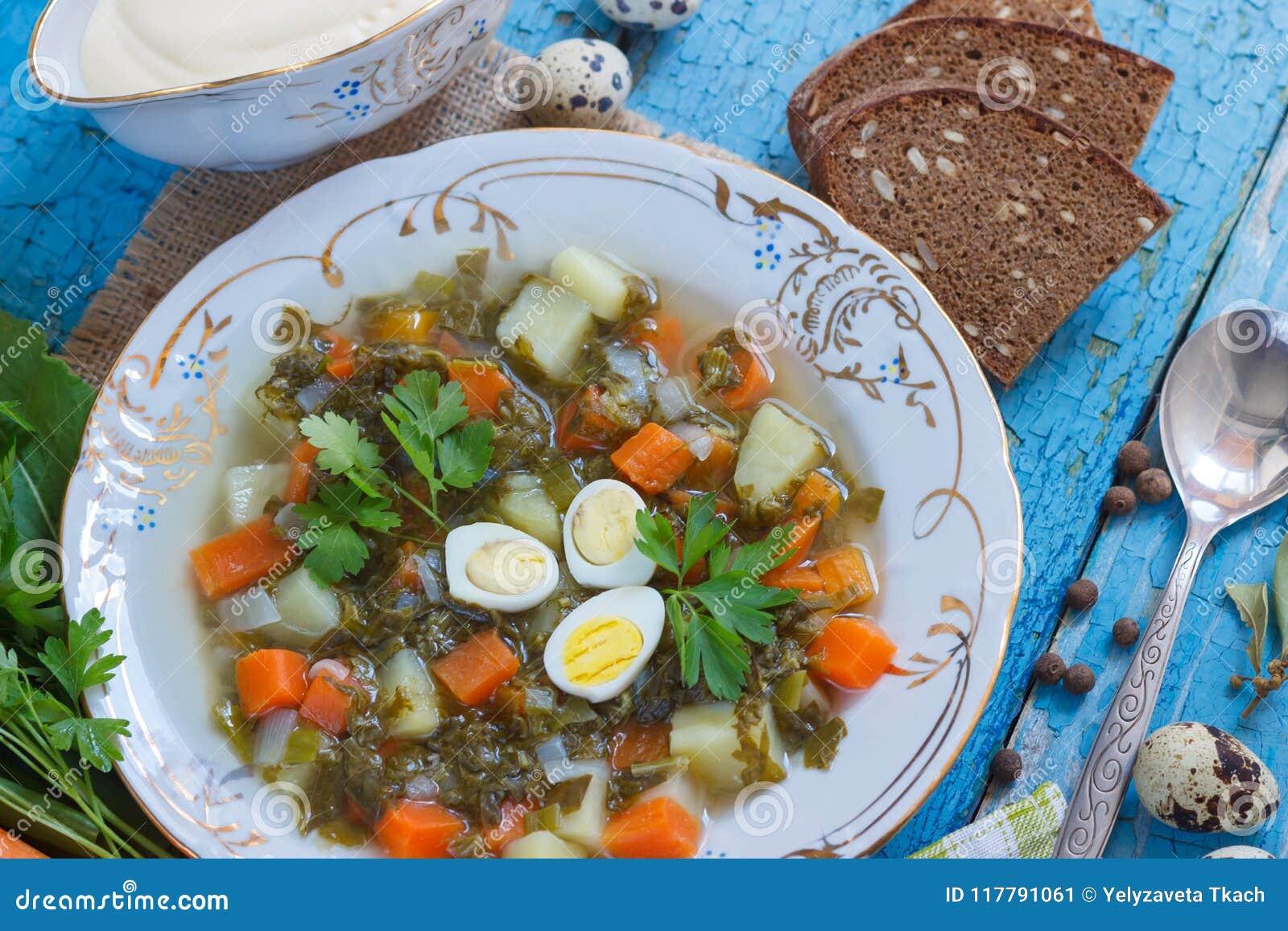 Platte Mit Sauerampfersuppe, -brot Und -Sauerrahm Stockbild - Bild von ...