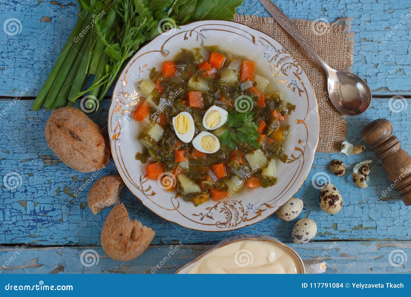 Platte Mit Sauerampfersuppe, -brot Und -Sauerrahm Stockfoto - Bild von ...