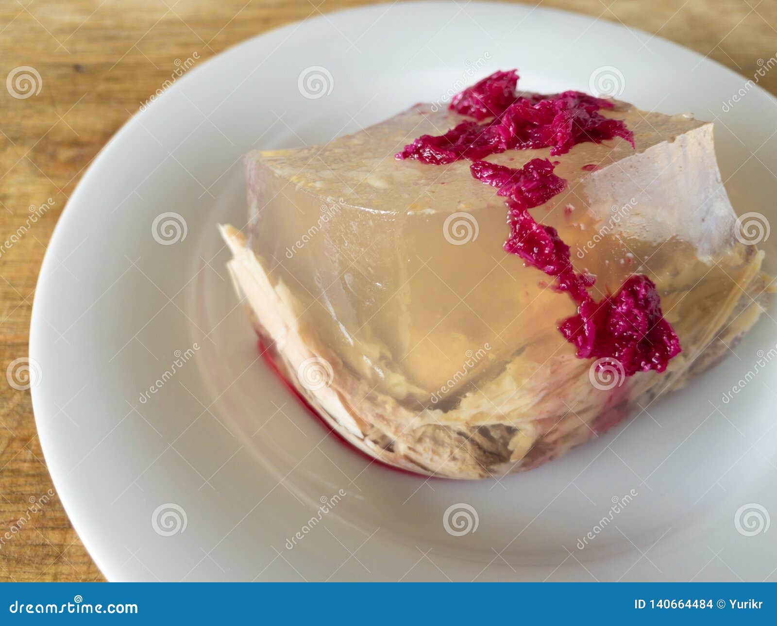 Platte Mit Ukrainischen Aspik Aromatisiert Mit Meerrettich in Rübensaft  Eingelegt Stockfoto - Bild von fleisch, mahlzeit: 140664484