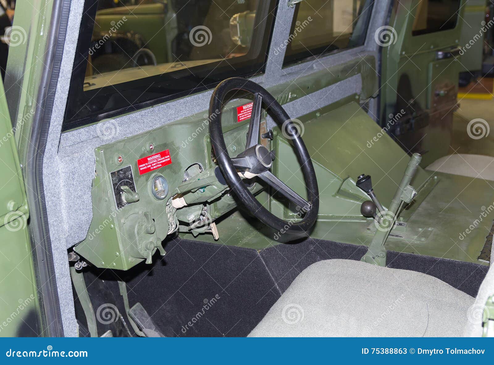 Platte Und Lenkrad Des Militärjeeps Stockbild - Bild von schwer, humvee:  75388863