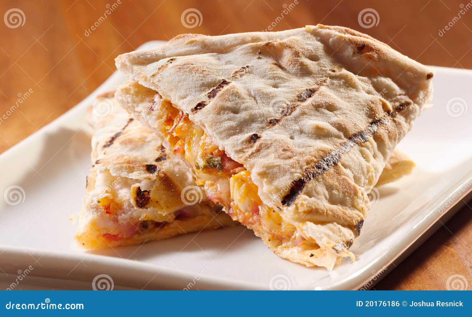 Platte Von Huhn Und Käse Quesadillas Stockfoto - Bild von nahrung ...