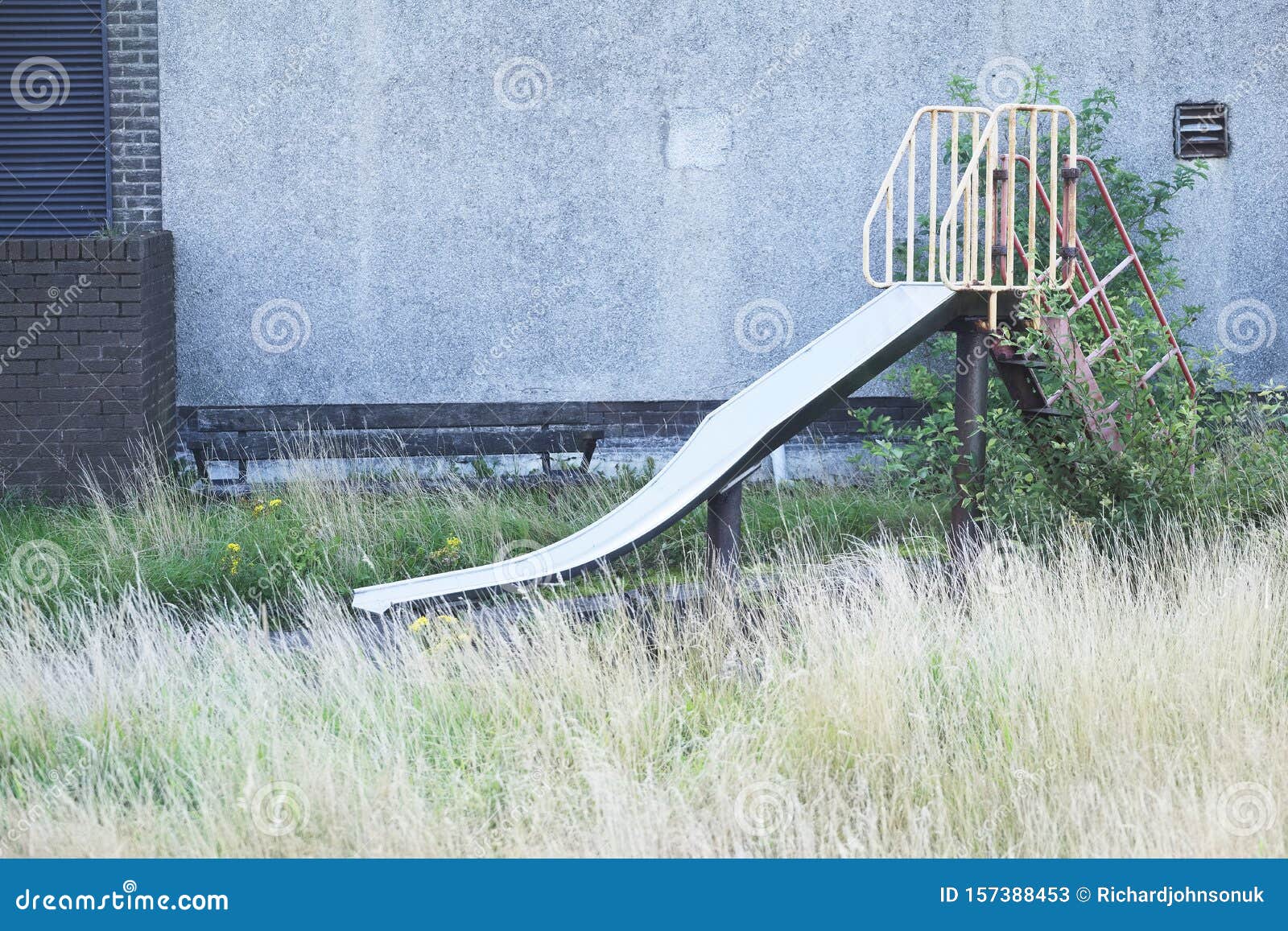 A Pintura Da Criança De Crianças Do Jogo Do Poço Da Imaginação Junto Foto  de Stock - Imagem de feliz, pessoa: 41518540