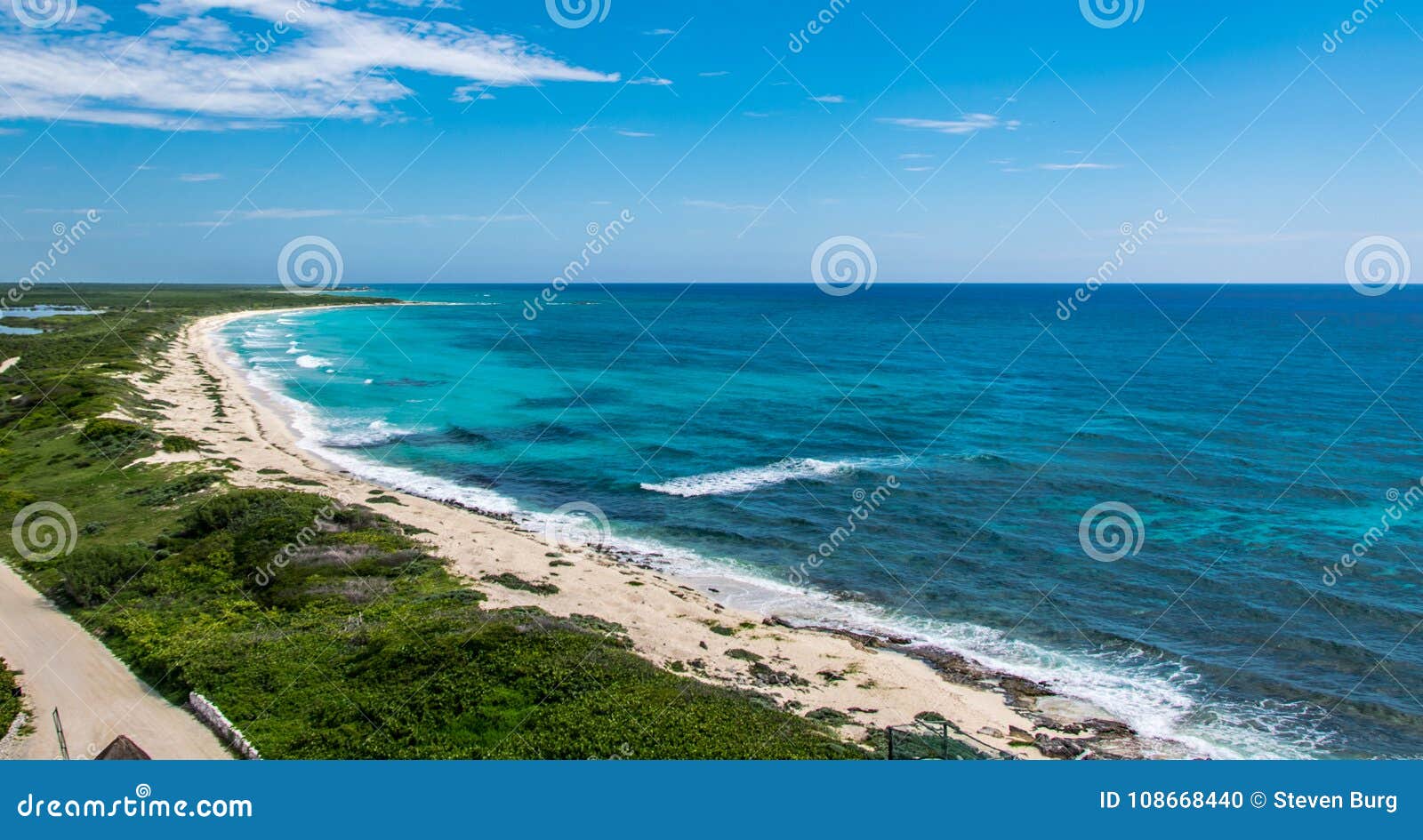 Playa costera en el Caribe