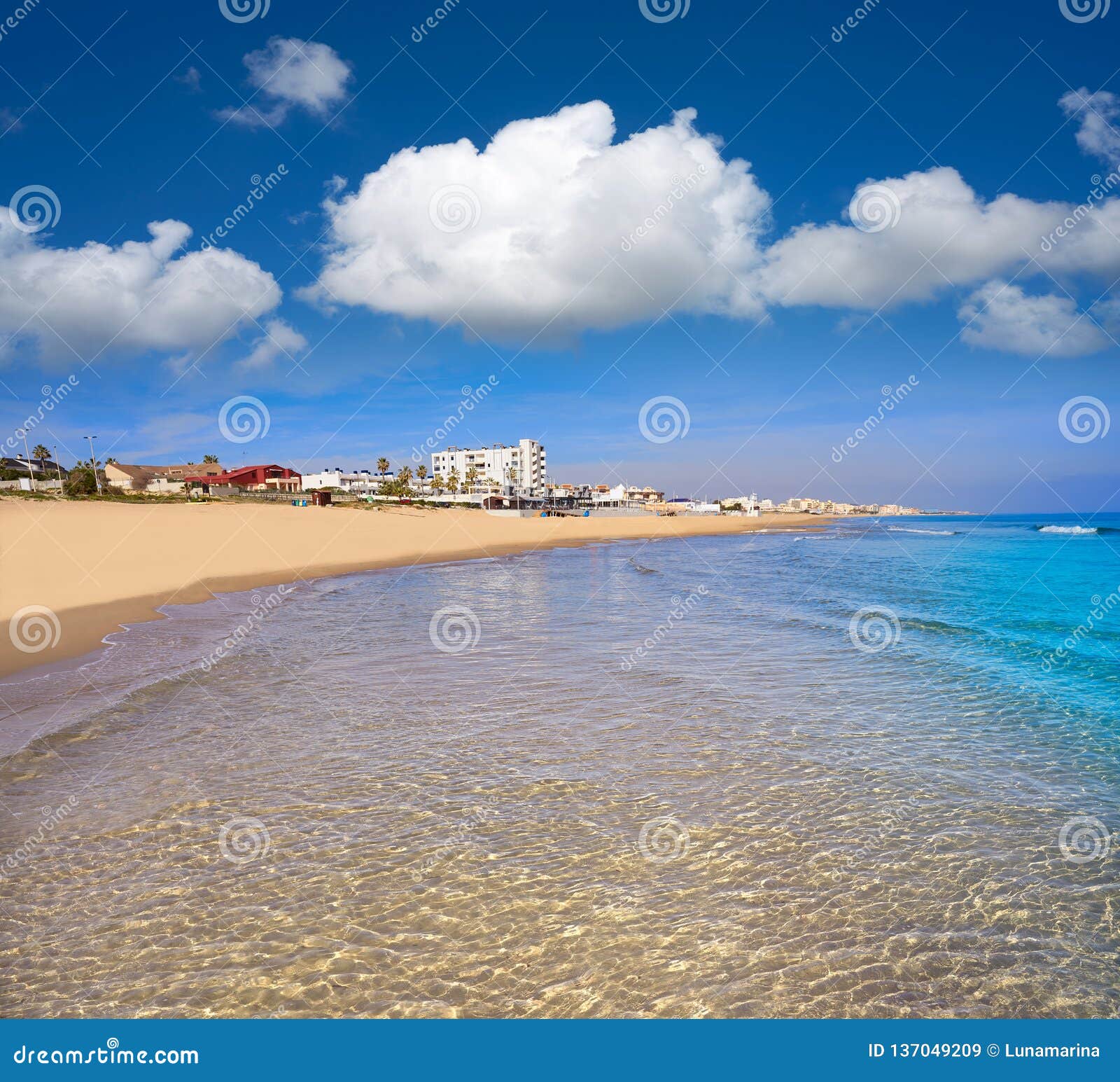 Vuiligheid maandag langs Playa De La Mata Beach in Torrevieja Spain Stock Image - Image of ocean,  scenic: 137049209