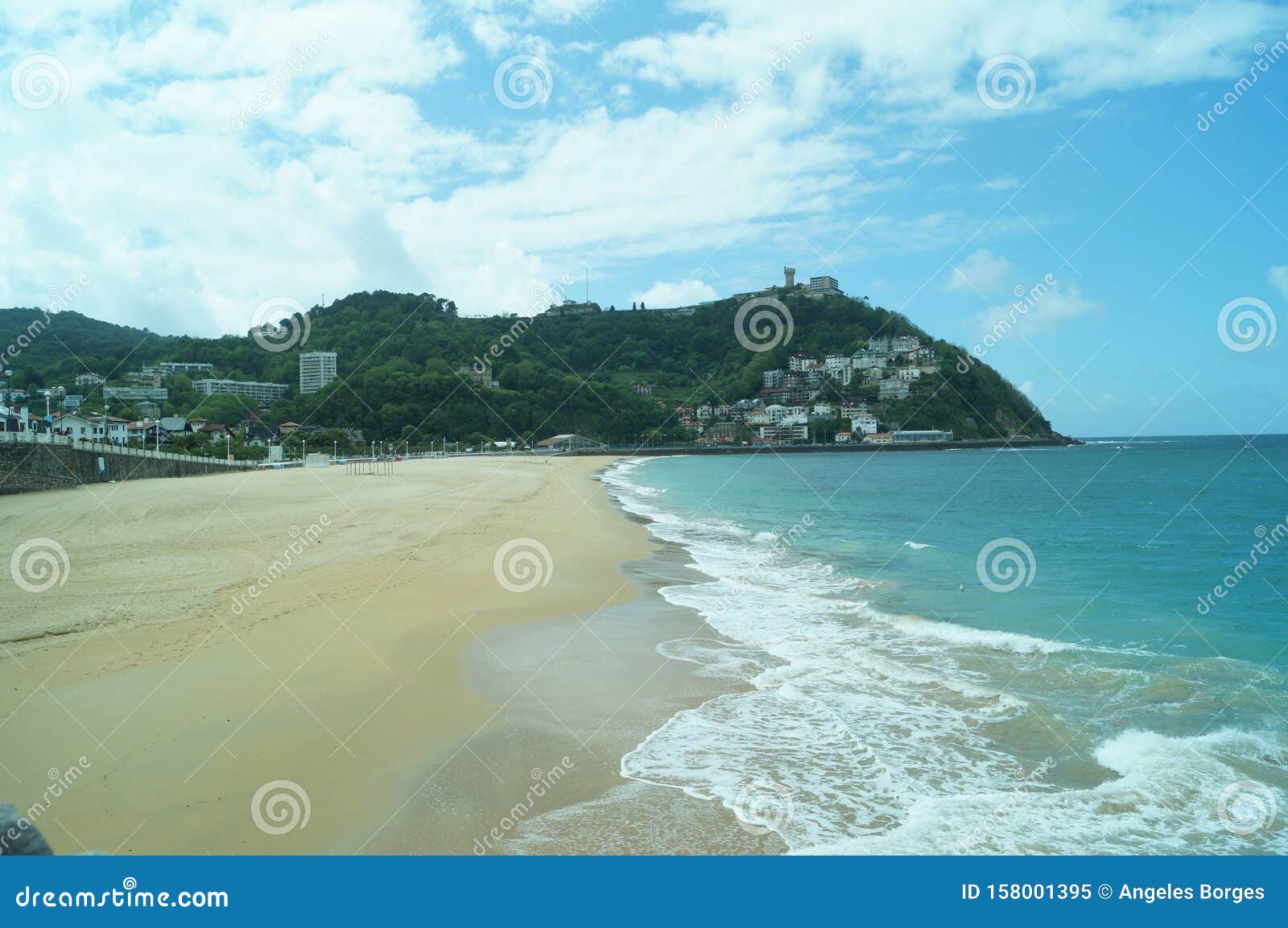 playa de ondarreta en san sebastiÃÂ¡n sin gente y al fondo el monte igeldo