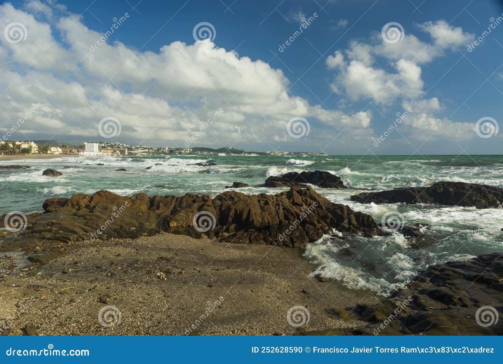 playa de rocas, las olas rompen sobre las rocas un dÃ­a soleado