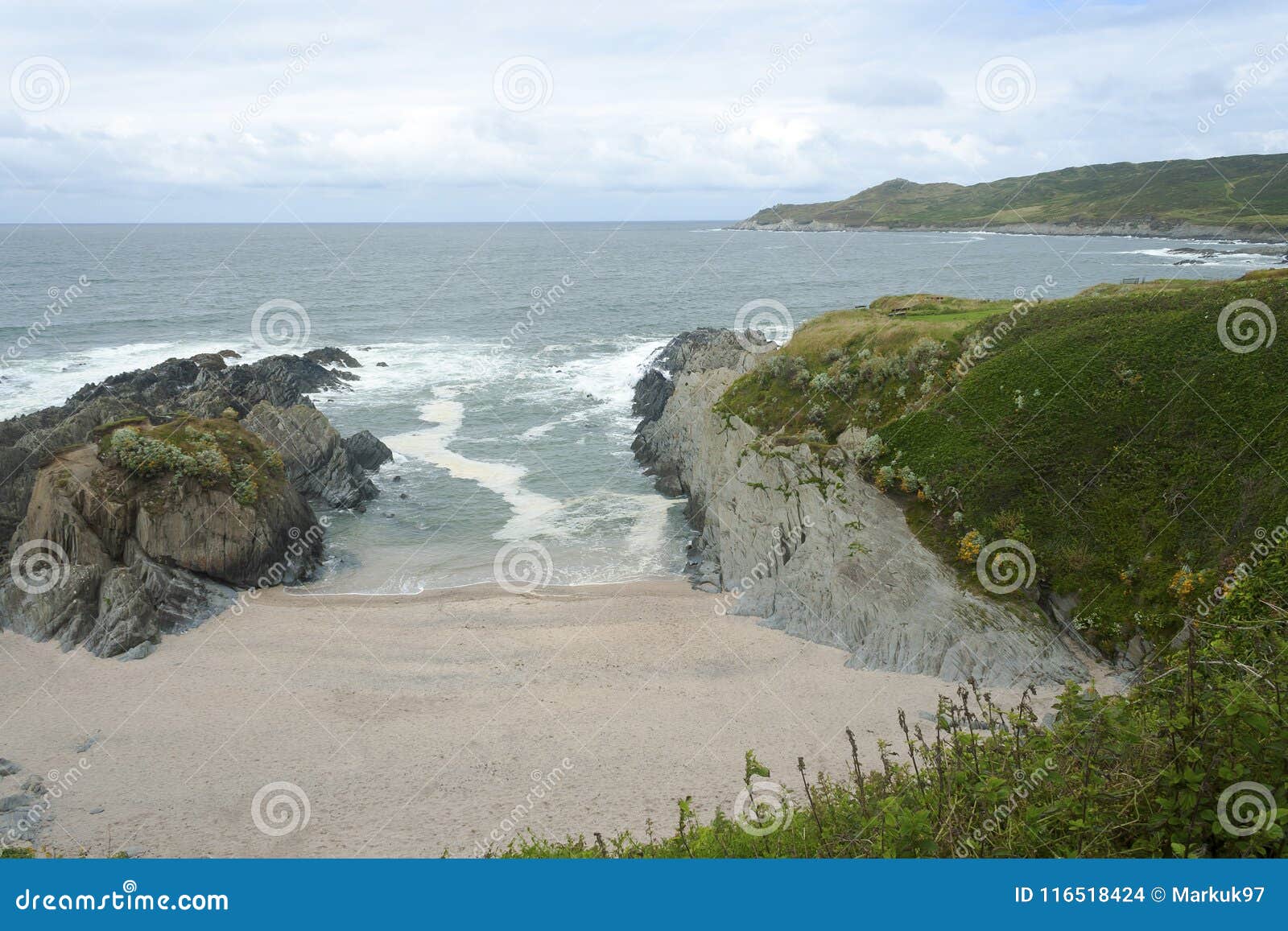 Playa de Woolacombe en una ensenada de rocas. Playa abrigada en Woolacombe en un día de verano nublado