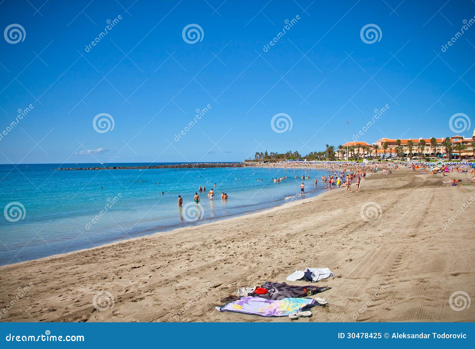 Playa de Λα Vistas παραλία. Tenerife. TENERIFE, ΙΣΠΑΝΙΑ 17 ΣΕΠΤΕΜΒΡΊΟΥ: Beach Playa de Λα Vistas στις 17 Σεπτεμβρίου 2011 Tenerife, Ισπανία. Περισσότεροι από 5 εκατομμύριο τουρίστες από τη βρετανική επίσκεψη Tenerife κάθε χρόνο.