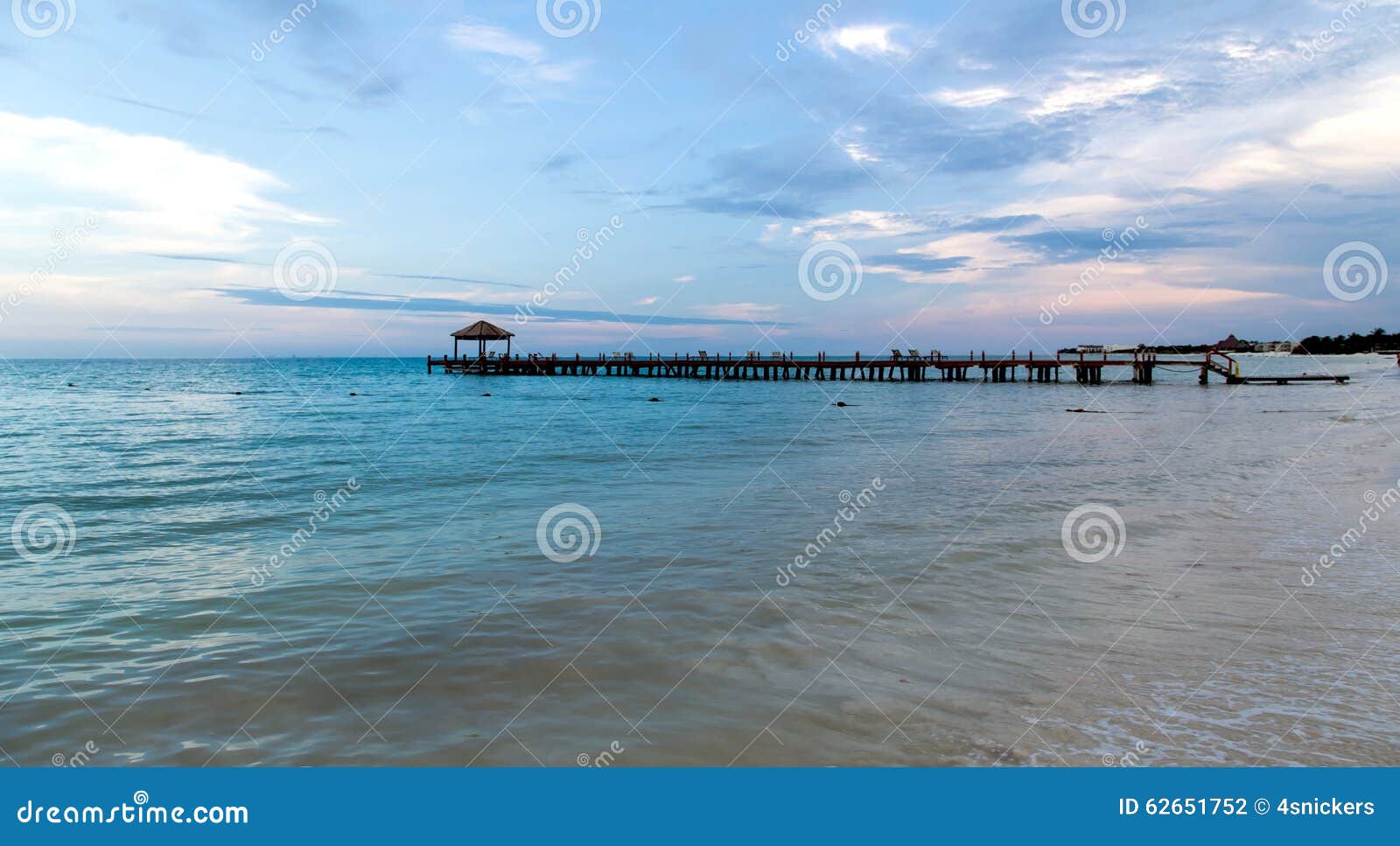 Playa Del Carmen De Pilier Et De Coucher Du Soleil Photo