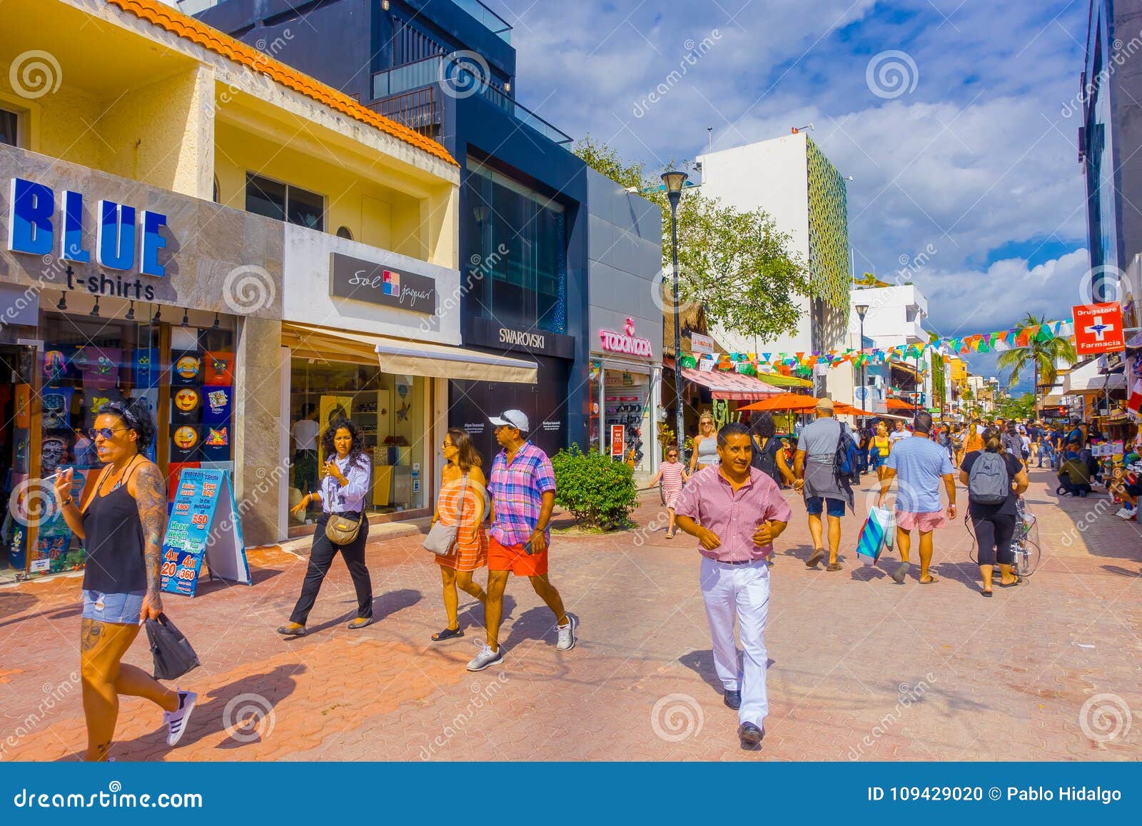 PLAYA DEL CARMEN, MEXIQUE - 10 JANVIER 2017 : Touristes Non Identifiés  Marchant Dans Les Rues De Ville Du Playa Del Carmen Image éditorial - Image  du maya, détente: 109429020