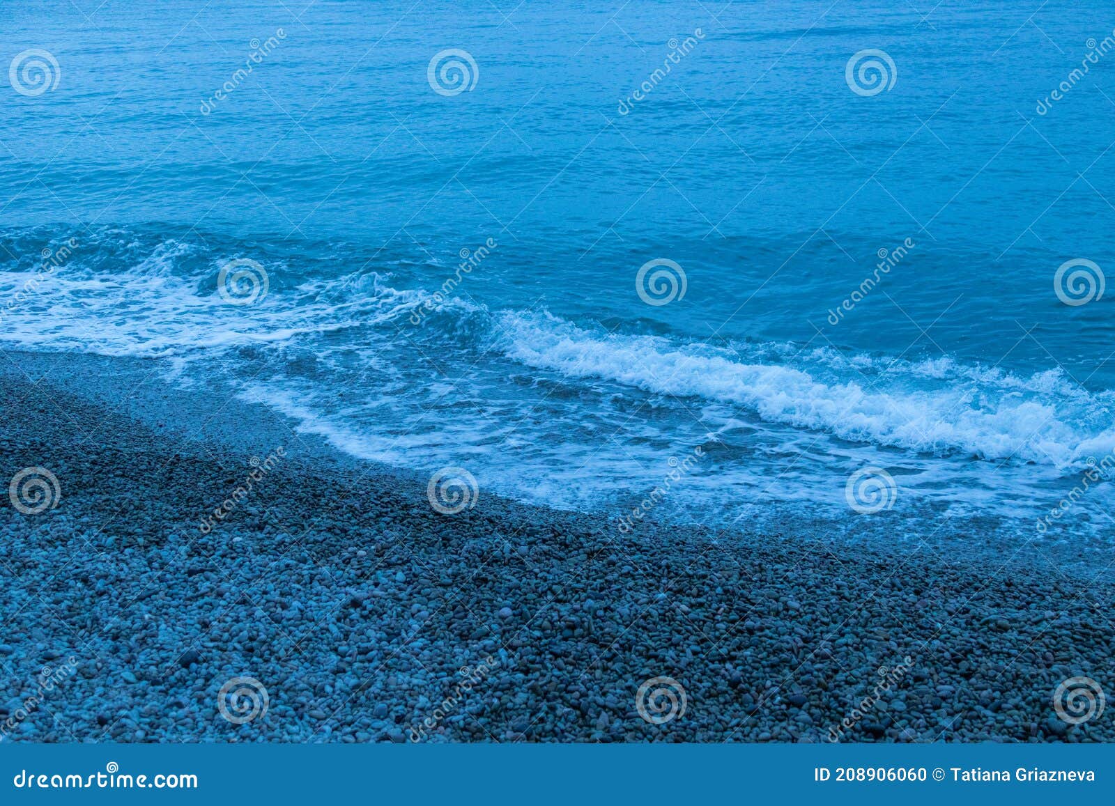 Playa Del Mar Con Rocas Y Bonitas Olas Foto de archivo - Imagen de ...