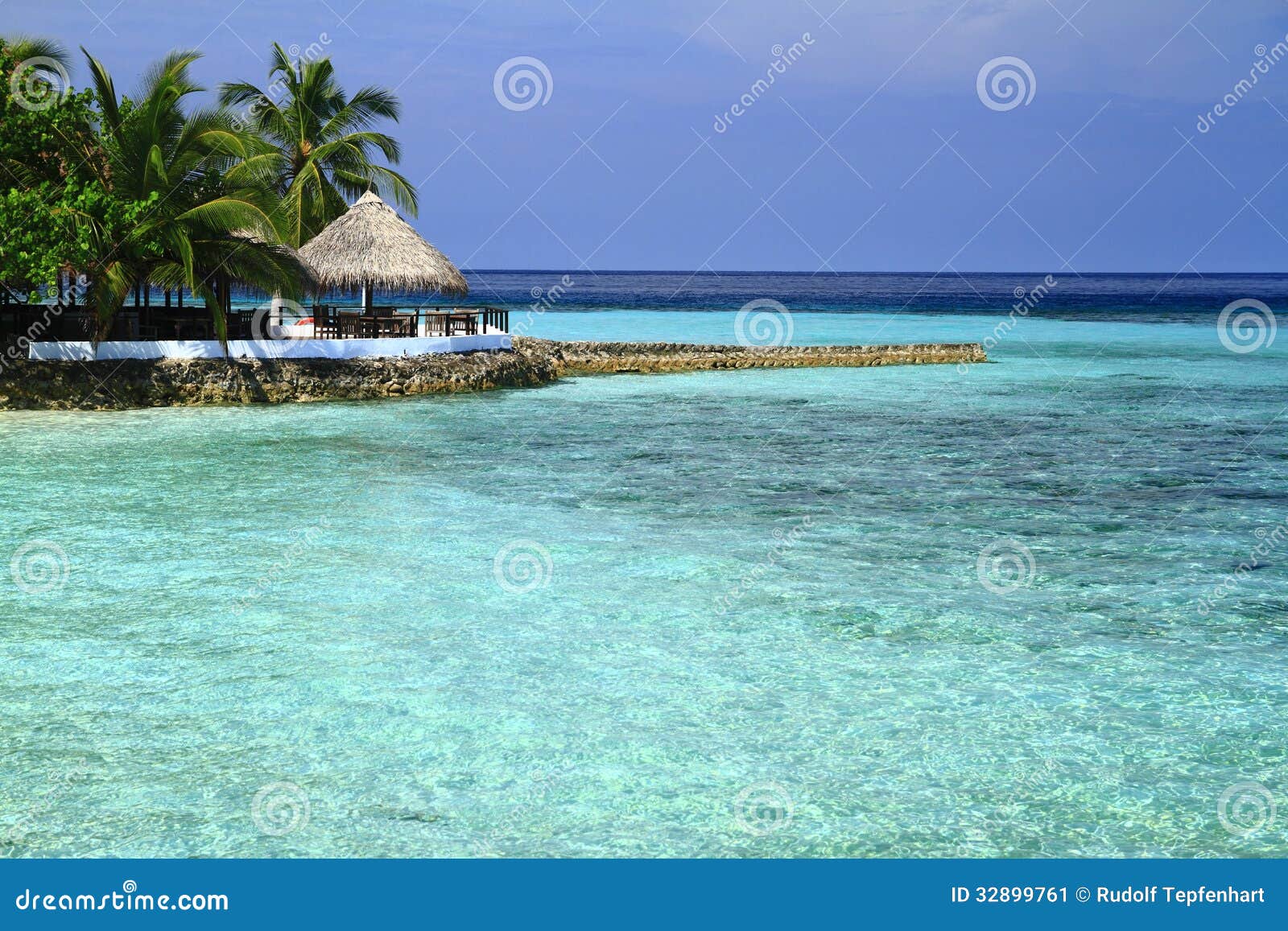 Playa tropical en Maldivas en el Océano Índico.