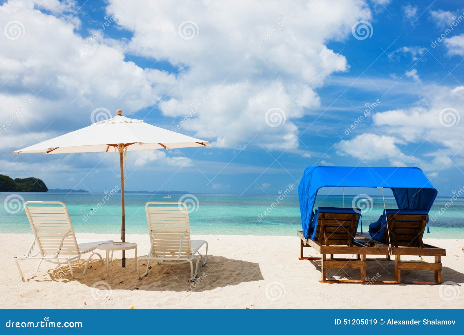 Playa tropical hermosa en la isla exótica. Sillas de playa en la playa tropical hermosa con la arena blanca, agua del océano de la turquesa y el cielo azul en la isla exótica