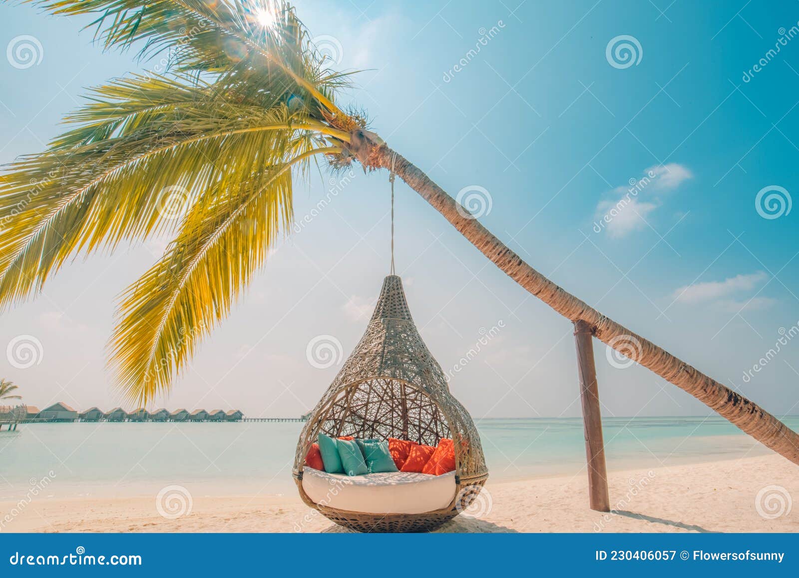 playa de arena blanca, sol y mar tranquilo. bandera tropical