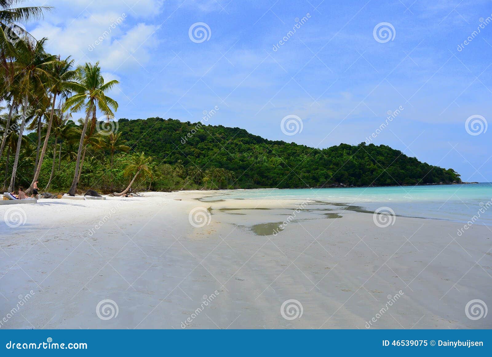 Playa tropical - playa del sao en Vietnam. Ésta es playa del sao en la isla Phu Quoc en Vietnam Las palmeras, la arena blanca y el agua azul brillante hacen esto un tiro asombroso