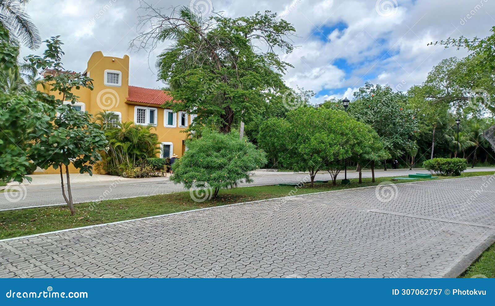 playacar street view in the daytime