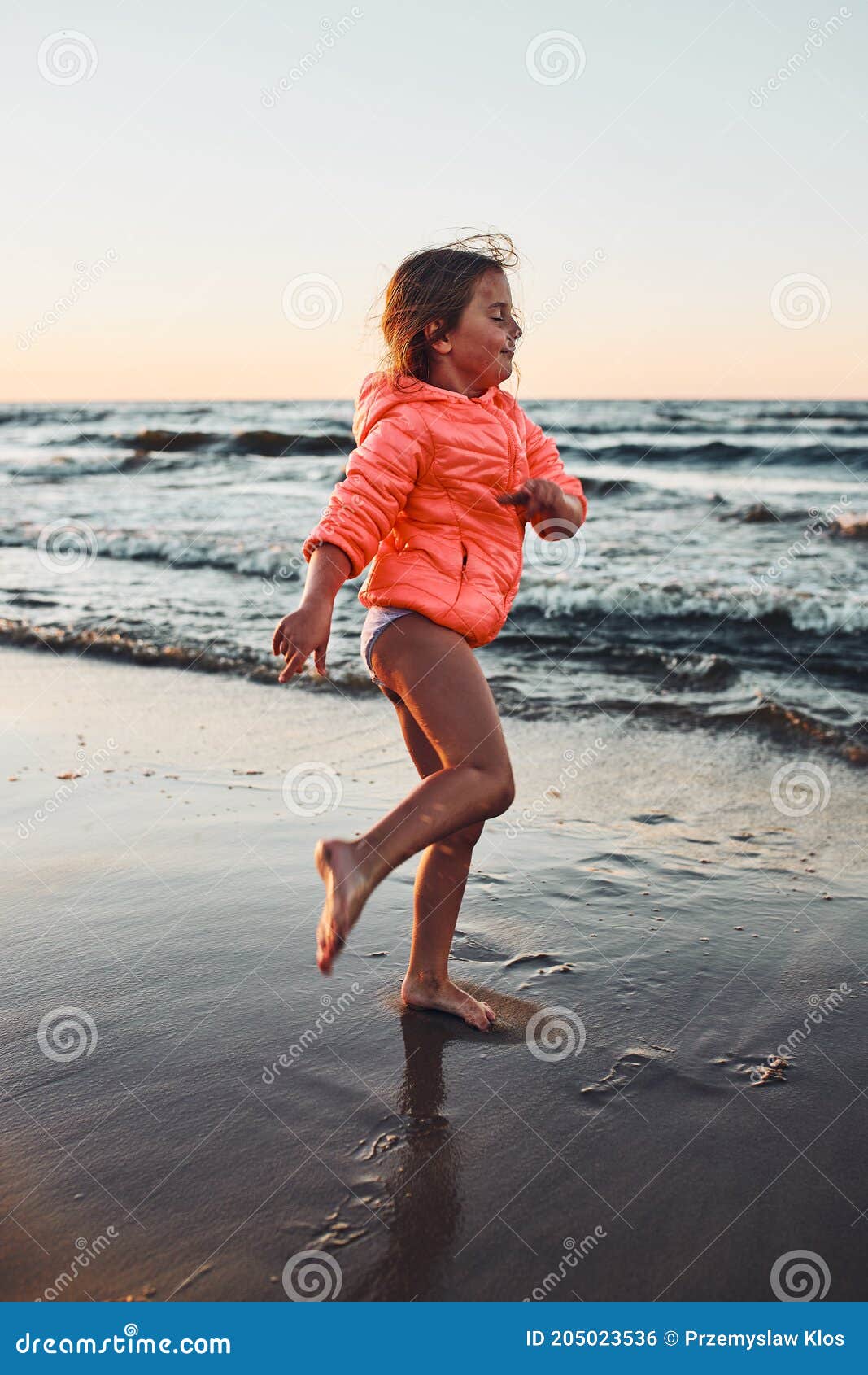 Free Photo  Little girl enjoying the summer