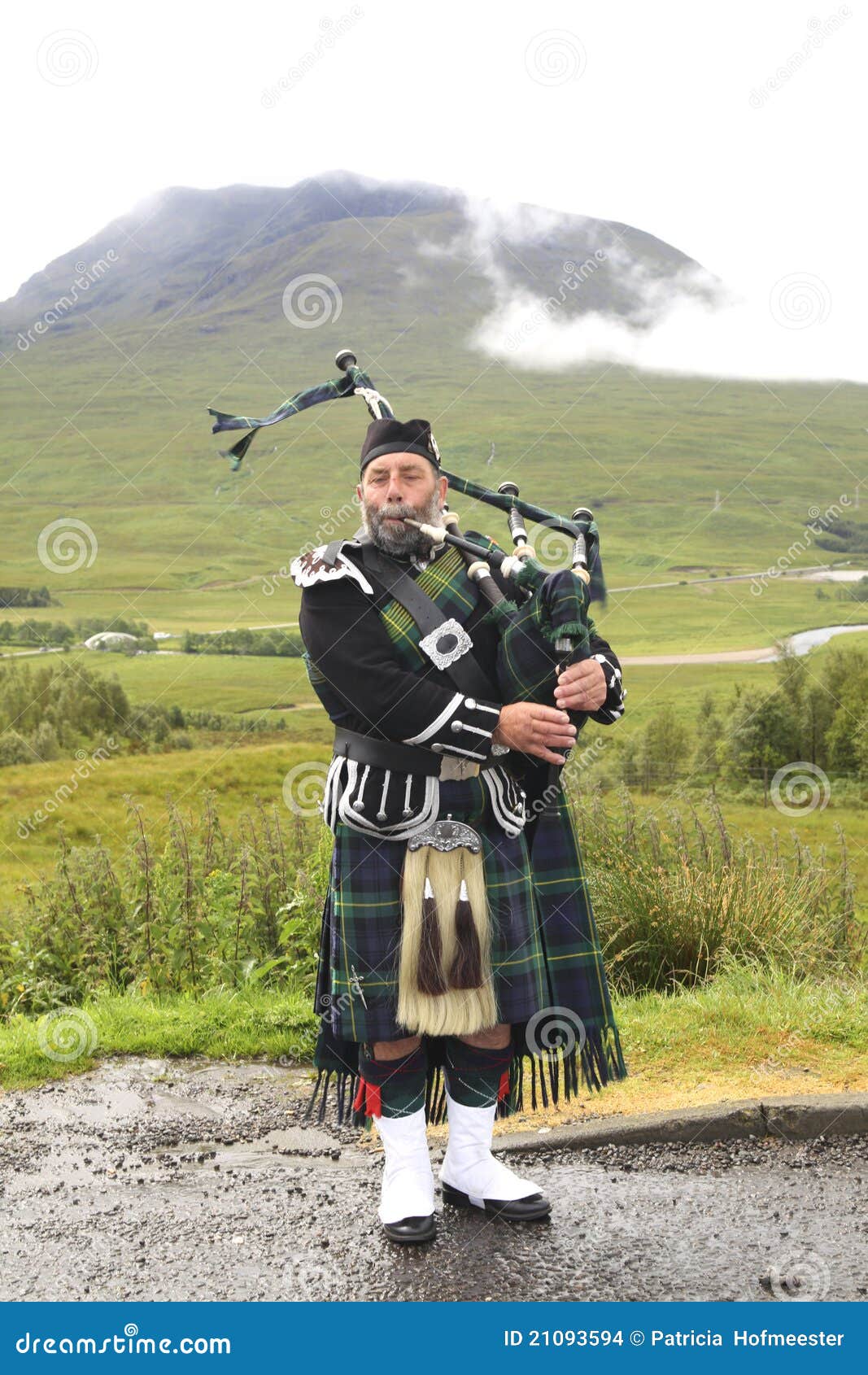 Playing bagpiper editorial stock image. Image of road - 21093594