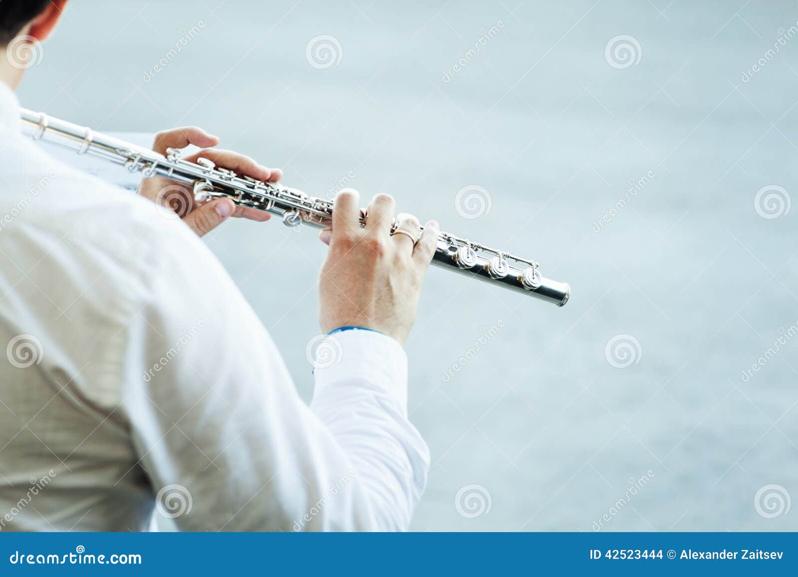 Playing flute. Музыкант с флейтой. Парень играющий на флейте. Флейта красиво. Музыканты играющие на флейте.