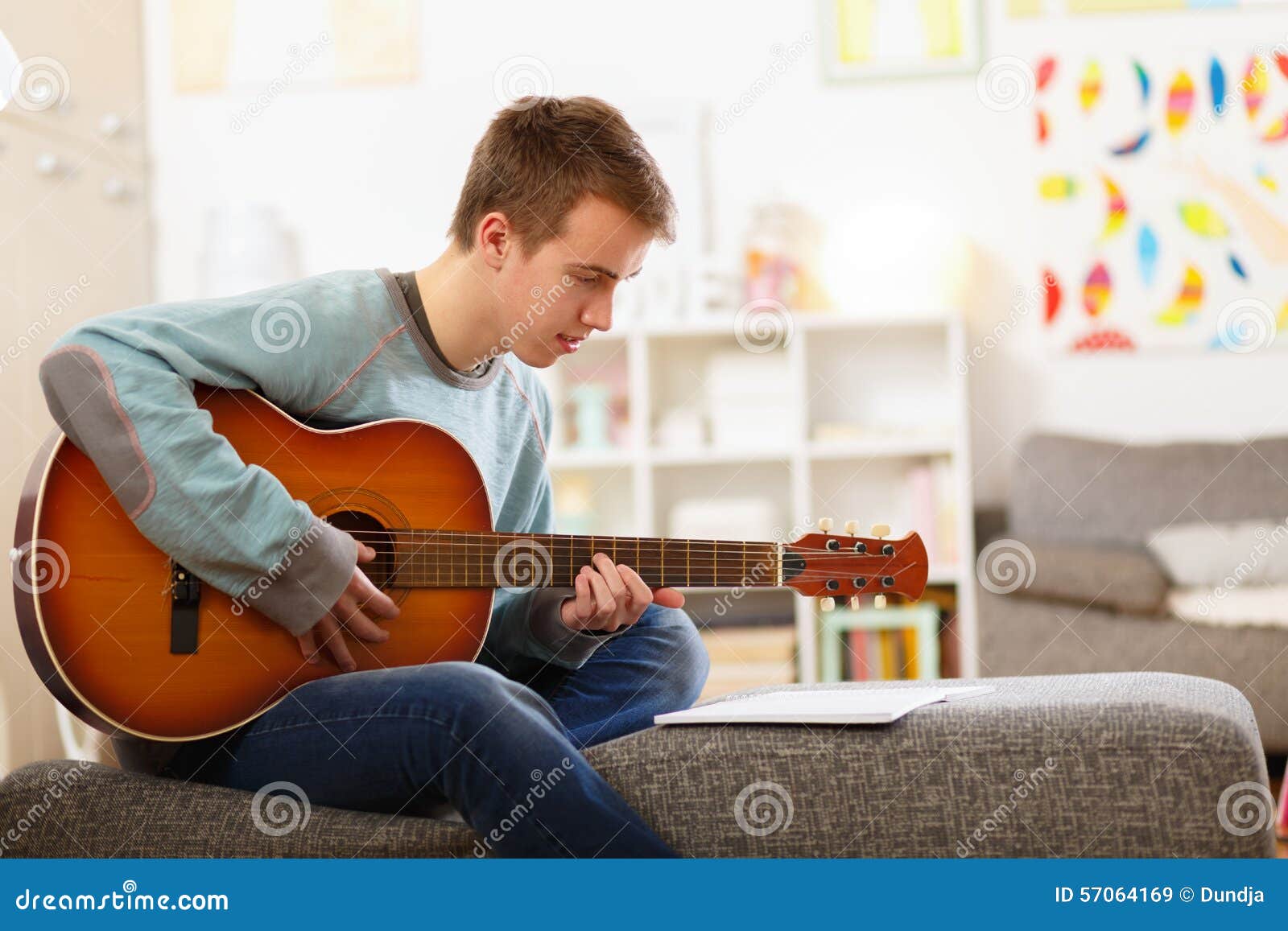 He can play guitar. Человек играющий на гитаре. Мальчик играющий на гитаре. Человек играющий на акустической гитаре. Люди играющие на гитаре.