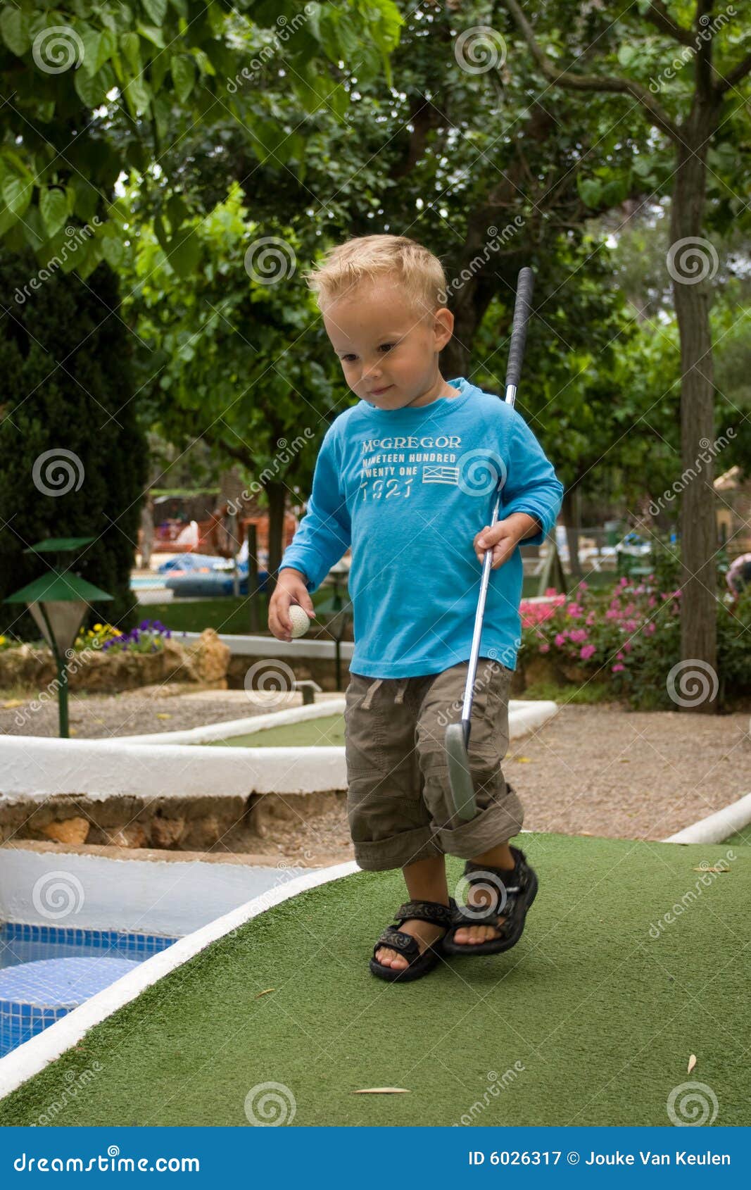 A group of children playing a game of mini golf photo – Group of kids Image  on Unsplash