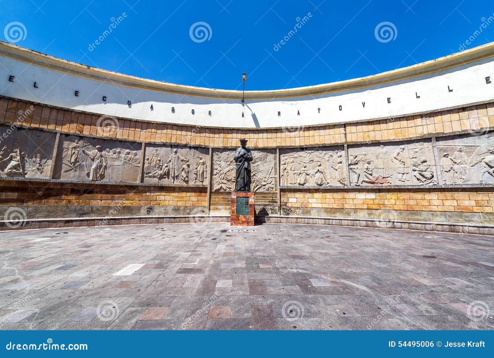 plaza in cuenca, ecuador