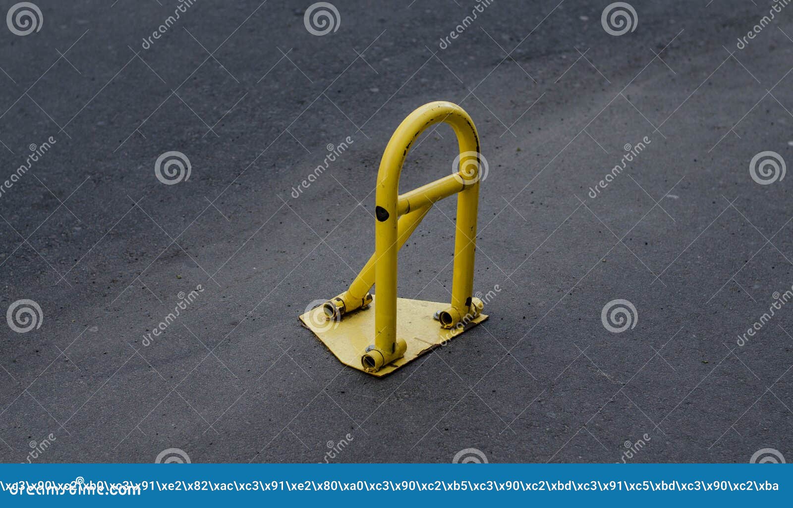 Plaza De Aparcamiento. Aparcamiento Privado. Barrera De Hierro. Imagen